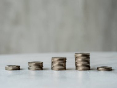 Yükselen madeni para sütunları ve ardından aniden kopyalanan boşluklar. Piyasa çöküşü, ani durgunluk ya da ani finansal kayıp konsepti