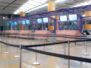 Genel boş bir havaalanındaki kontrol gişelerinin bulanık arkaplanı