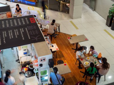 SINGAPORE 30 MAR 2020 Sosyal mesafe işaretleri bir kafede yemek masaları üzerinde. İşaretler gösteriyor ki, dinleyiciler covid-19 / corona virüsünün bulaşmasını önlemek için diğerlerinden ayrı oturmalılar.