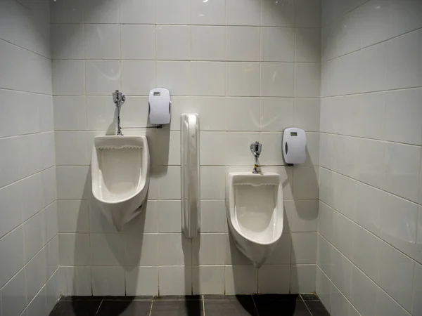 Utsikt Över Vit Porslin Urinaler Ren Manlig Offentlig Toalett — Stockfoto