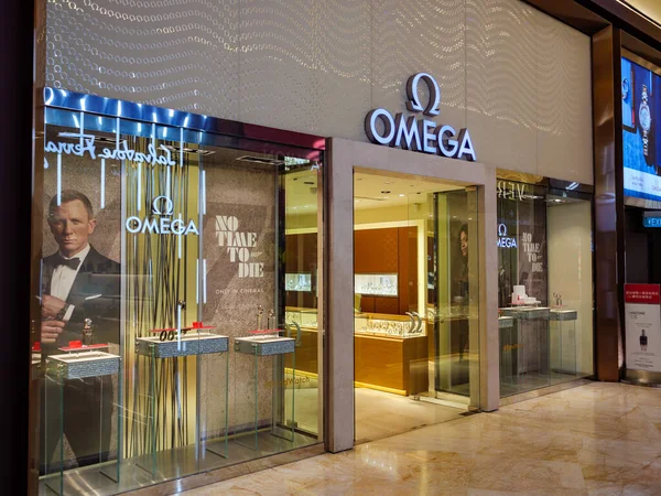 Singapur Tatil Köyü 'nde yüz maskesi takan 2020 Çinli turist. Resort World logosu arka planda görünür.