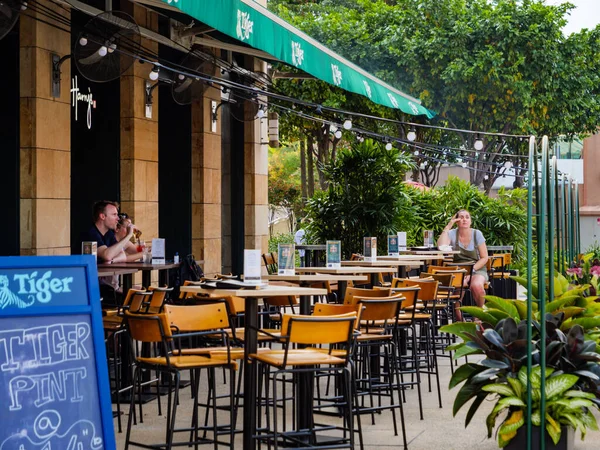 Resort World Sentosa 'daki Standee bayrağı, misafirlerden Covid-19 / Coronavirus durumuna dikkat etmelerini istiyor