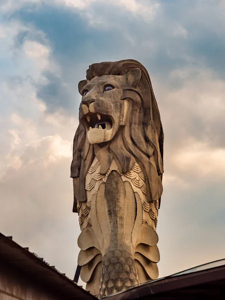 Resort World Sentosa 'daki Standee bayrağı, misafirlerden Covid-19 / Coronavirus durumuna dikkat etmelerini istiyor
