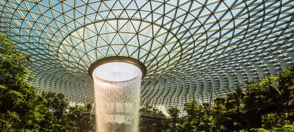 Jewel AVM, Changi havaalanı, Singapur 'daki HSBC yağmur girdabının panoraması. Şelale teraslı bir ormanla çevrilidir..