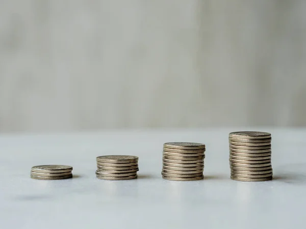 Yükselen madeni para sütunları, kopyalama alanı ile yukarı doğru bir çizgi oluşturur. Para büyümesi, ekonomik patlama veya mali kazanç / kar veya bankacılık ve finans konuları gibi illüstrasyon kavramları
