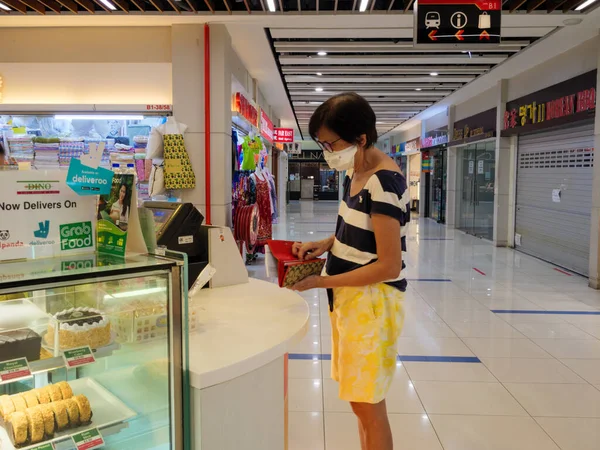 Singapore Mar 2020 Singapurka Średnim Wieku Masce Kupuje Wypieki Pustym Obrazy Stockowe bez tantiem