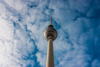 Berlin TV kulesi mavi gökyüzü üzerinde