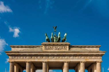 Brandenburg kapısının üstünde gökyüzü