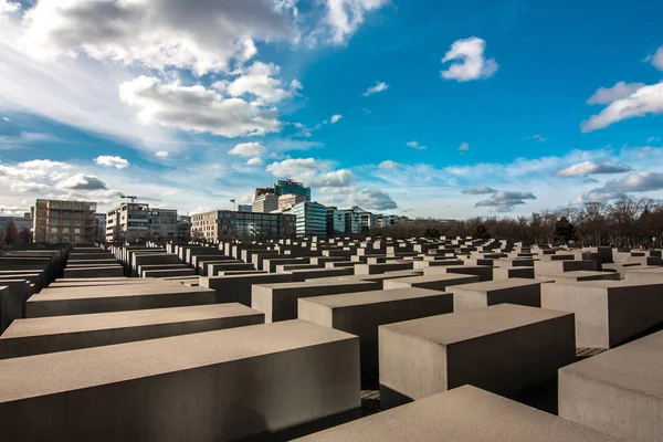 Hermoso cielo sobre el Memorial del Holocausto — Foto de Stock