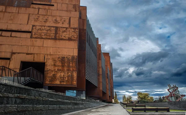 Cielo dramático sobre el museo en Gdansk — Foto de Stock