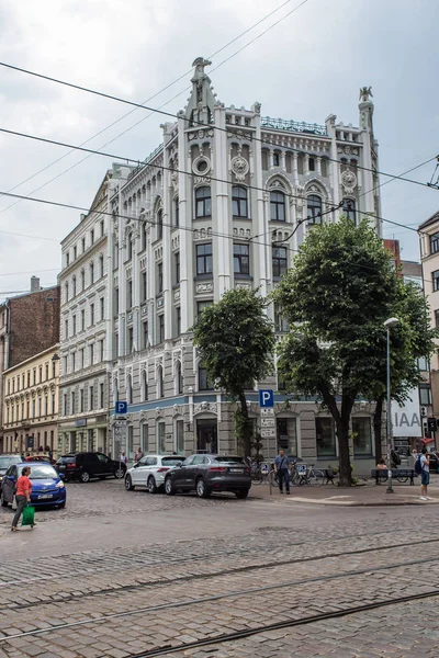 Riga, Letonia - 28 de junio de 2019: vista a la calle de Riga, Letonia. Art. — Foto de Stock