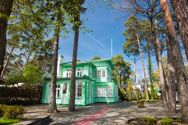 Casa acolhedora na floresta em Jurmala, Letónia — Fotografia de Stock