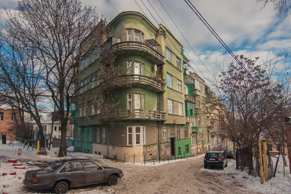 Bâtiment moderniste vert à Tchernivtsi — Photo