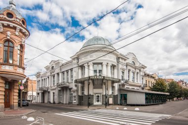 Klasik tarzda eski beyaz bina