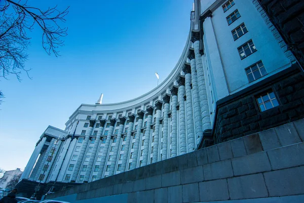 Здание Кабинета министров Украины в Киеве — стоковое фото