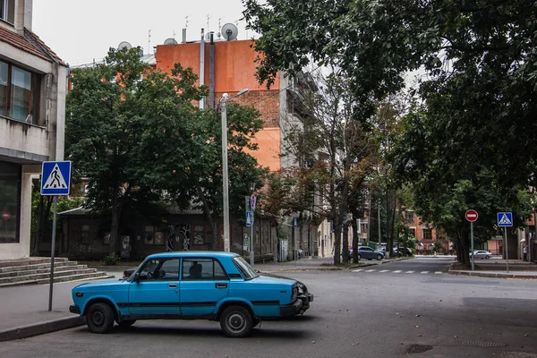 Carro azul na rua Kharkiv — Fotografia de Stock