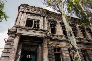 Mariupol, Donetsk oblast, Ukrayna 'da terk edilmiş eski bir bina.