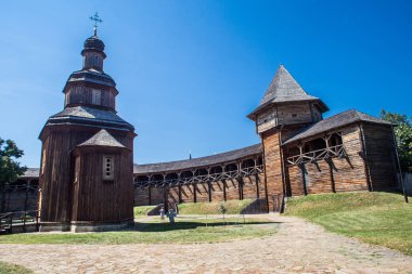 Baturin Kalesi 'nin içindeki ahşap kilise ve duvar, Ukrayna 