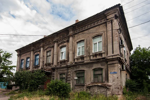 Edifício Dois Andares Com Jardim Mariupol Ucrânia — Fotografia de Stock