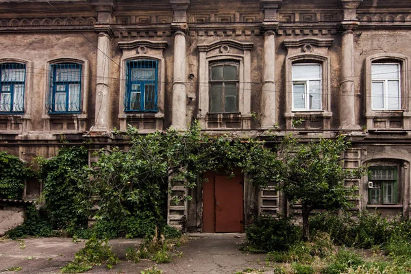 Фасад Двухэтажного Здания Садом Мариуполе Украина — стоковое фото