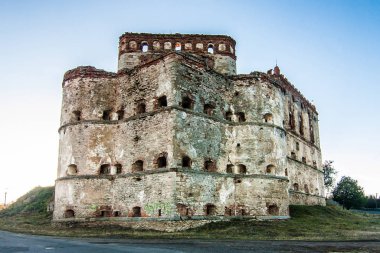 Medzhybizh kalesi Ukrayna 'da Khmelnytskyi Oblastı' nda günbatımı ışınlarıyla
