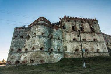 Medzhybizh kalesi Ukrayna 'da Khmelnytskyi Oblastı' nda günbatımı ışınlarıyla