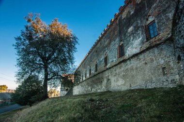 Medzhybizh kalesi Ukrayna 'da Khmelnytskyi Oblastı' nda günbatımı ışınlarıyla