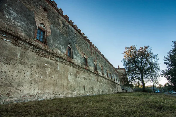 乌克兰赫梅利尼茨基州有日落的Medzhybizh城堡 — 图库照片