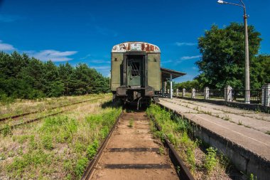 Ukrayna 'da terk edilmiş bir retro vagon. Güneşli yaz günü
