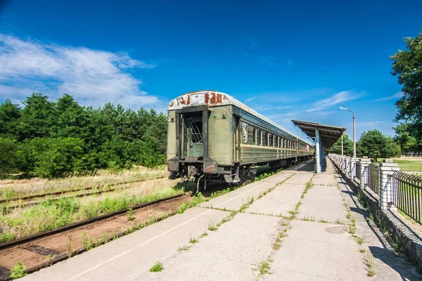 Εγκαταλελειμμένο Ρετρό Βαγόνι Στην Ουκρανία Ηλιόλουστη Μέρα — Φωτογραφία Αρχείου