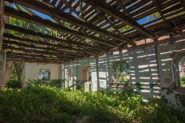 Parkhomivka 'da terk edilmiş bir kır evinin içinde.