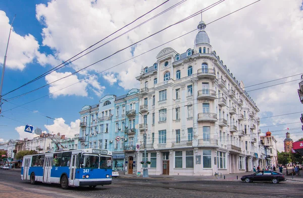 Trolebús Frente Viejo Edificio Calle Vinnytsya Ucrania — Foto de Stock