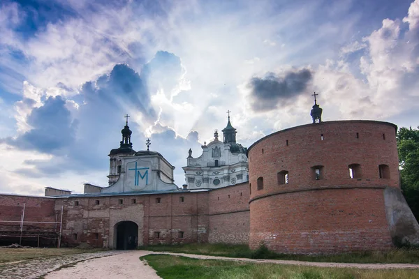 Ściany Klasztoru Karmelitów Dramatyczne Niebo Berdyczewie Obwód Żytomierza Ukraina — Zdjęcie stockowe