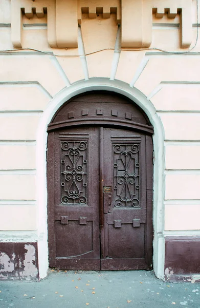 Vecchia porta di legno marrone a Kharkiv — Foto Stock