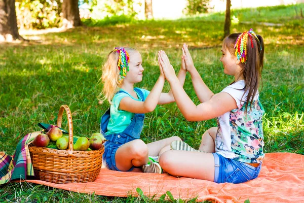 Two Girls Play Orange Picnic Blanket Picnic Basket Park — Stock Photo, Image