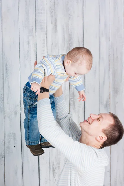 Vater Wirft Seinen Kleinen Sohn Die Luft Indoor Fotoshooting — Stockfoto