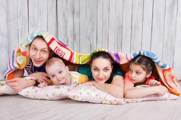 Feliz Família Mentir Chão Sob Cobertor Colorido Fotografia Interior Espaço — Fotografia de Stock