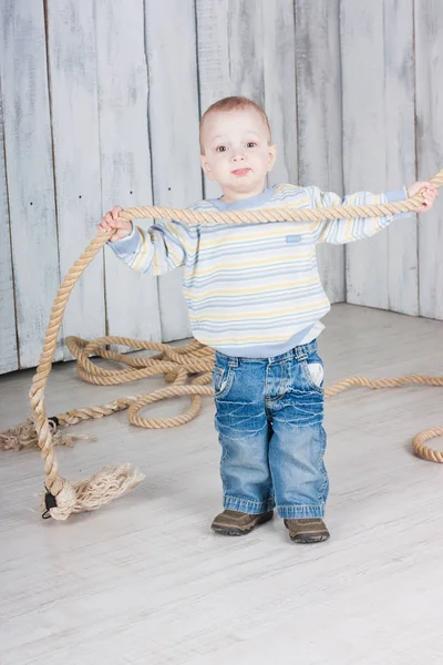 Glad Liten Pojke Leker Med Rep Fotografering Inomhus — Stockfoto