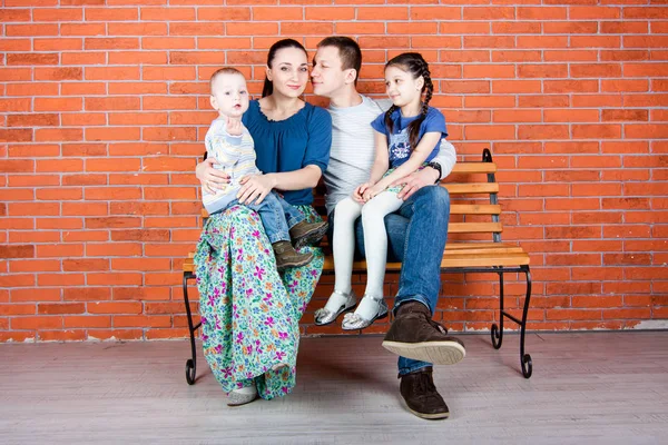 Szczęśliwego Rodzinnego Przytulania Siadania Ławce Zdjęcia Pomieszczeniu — Zdjęcie stockowe