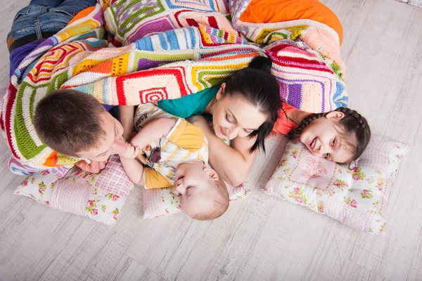 Família Feliz Mentir Chão Sob Cobertor Colorido Riso Fotografia Interior — Fotografia de Stock