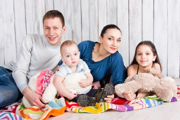 Feliz Sorrir Família Mentira Com Brinquedos Cobertor Colorido Chão Olhar — Fotografia de Stock