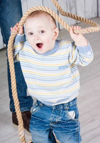 Kleiner Junge Spielt Mit Seil Und Lächelt Indoor Fotoshooting — Stockfoto