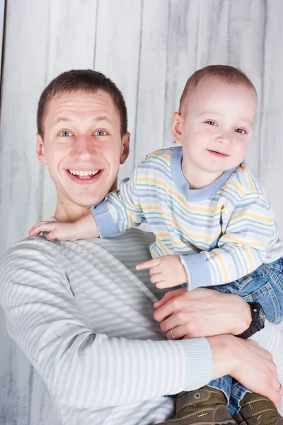 Gelukkige Glimlachende Vader Zoon Kijken Camera Foto Opname Binnenshuis — Stockfoto