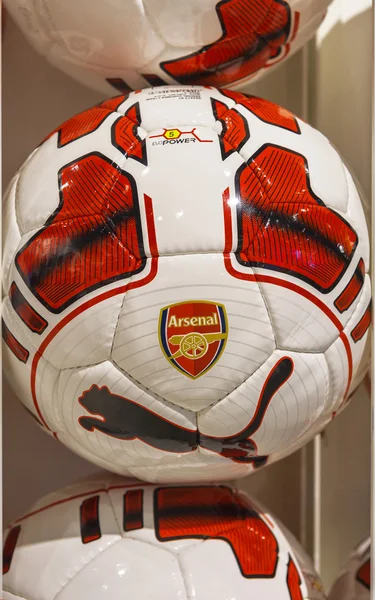 Un pallone da calcio con emblema FC Arsenal — Foto Stock