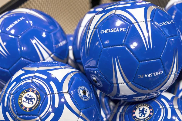 FC Chelsea Bälle im offiziellen Klubshop — Stockfoto