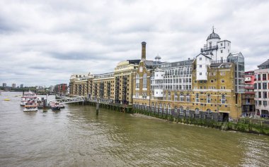 Thames Nehri üzerinde göster