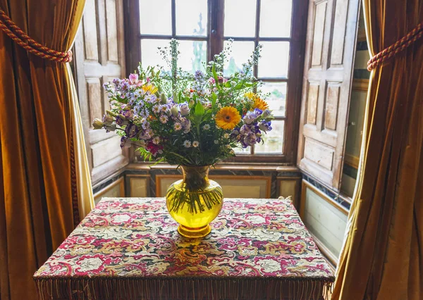 Vase en verre avec des fleurs — Photo