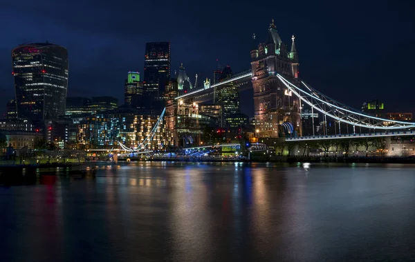 Лондонский Сити ночью — стоковое фото