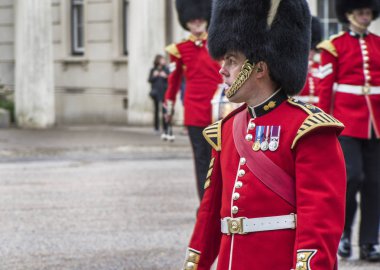Kraliyet muhafızları Whitehall'daki