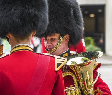 Kraliyet muhafızları Whitehall'daki